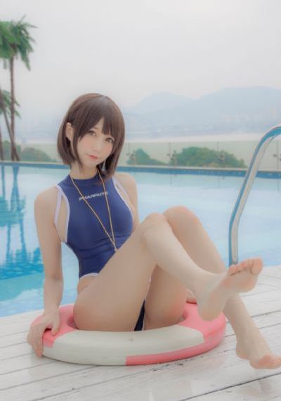 蒙上眼睛的女大学生