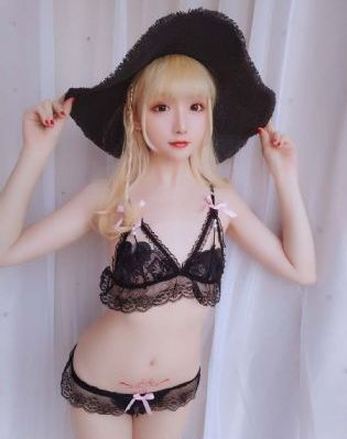 亲嘴舌头伸进去摸她的胸